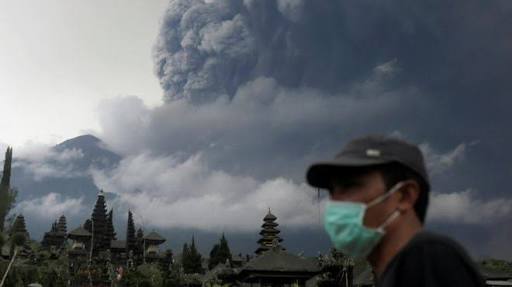 Visualisasi letusan Gunung Agung di Karangasem Bali.