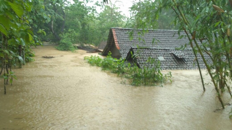 Rumah-rumah terendam banjir Pacitan. (Foto: ngopibareng.id)