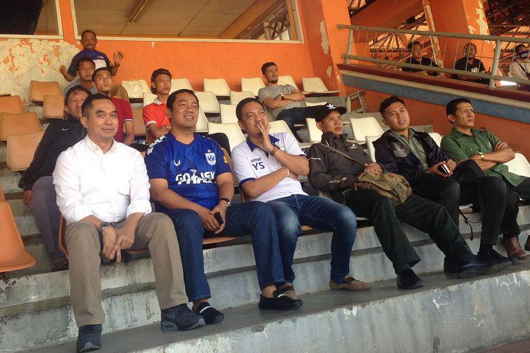 Walikota Semarang Hendrar Prihadi mengenakan jersey PSIS saat menonton pertandingan. foto:humas 
