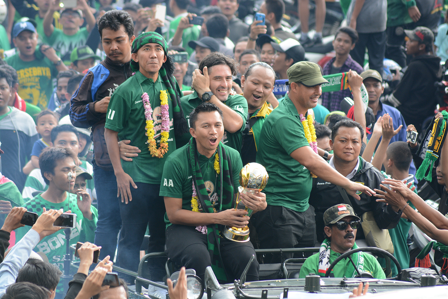 Presiden klub Persebaya Surabaya Azrul Ananda saat memegang piala Liga 2. (foto: hrs/ngopibareng.id)