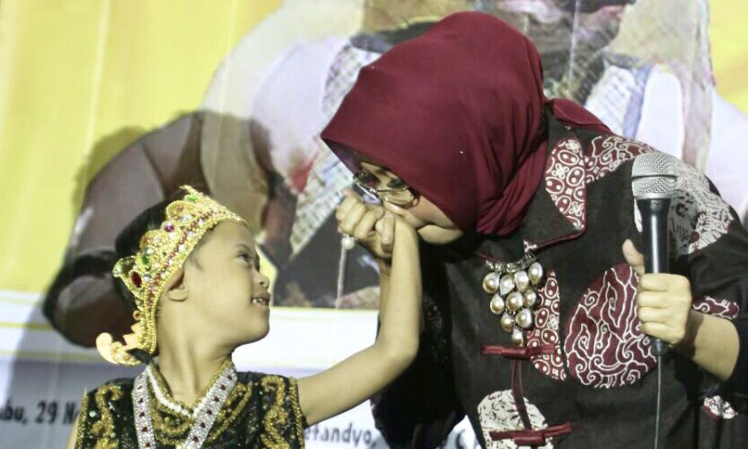 Fatma Saifullah Yusuf mencium tangan seorang bocah saat Pagelaran Gatot Koco Rindu Sosok di Aula Soetandyo Gedung C FISIP Unair Surabaya, Rabu 29 November 2017 malam. Foto : Humas Jatim