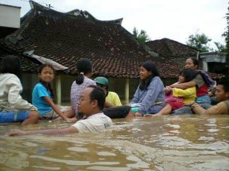 BANJIR: Kondisi banjir yang dialami warga di Pacitan. (foto: ist)