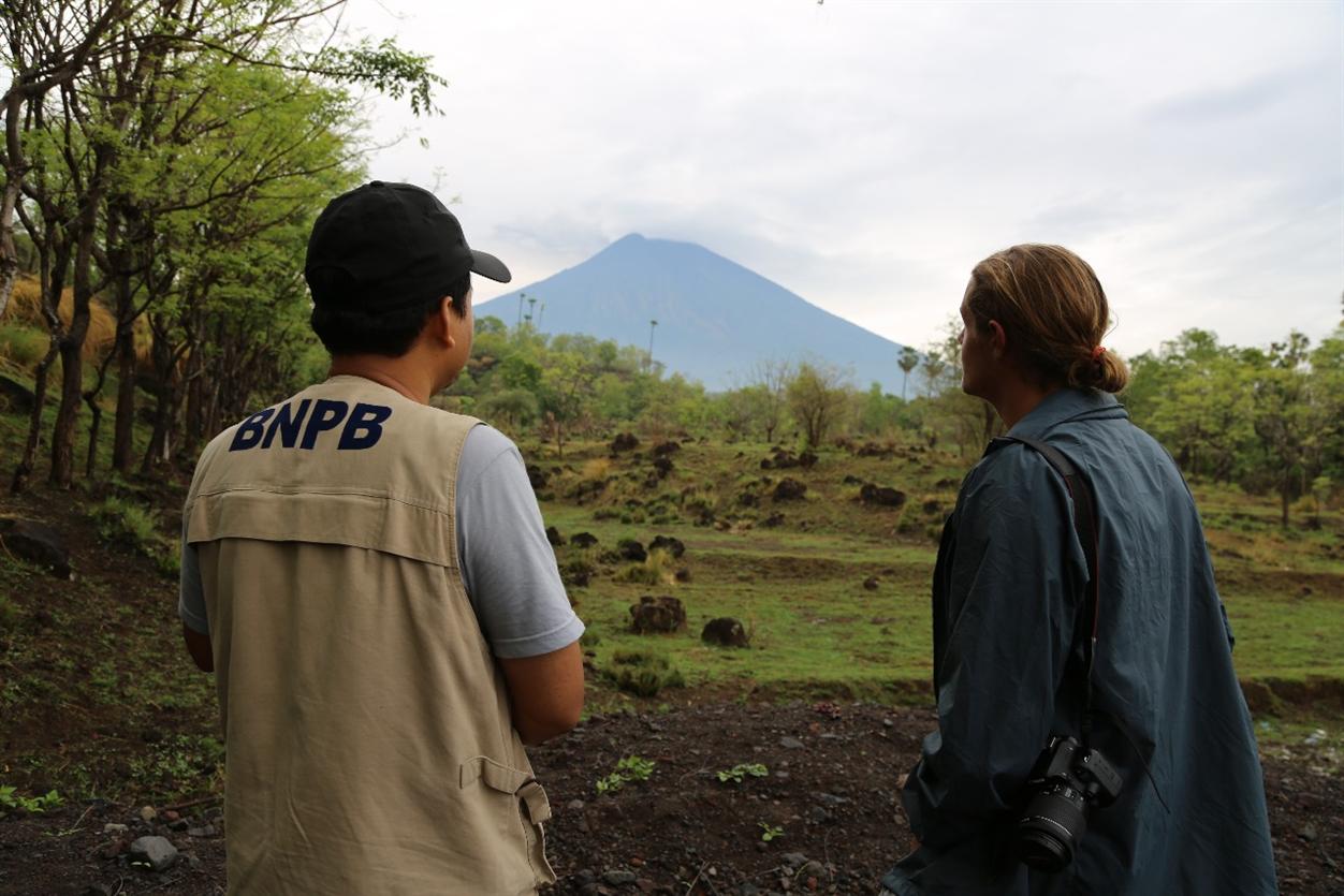 Fotografer asing bersama dengan petugas BNPB berburu keindahan Gunung Agung saat erupsi (Foto:: Tim Pusdatin Humas BNPB)