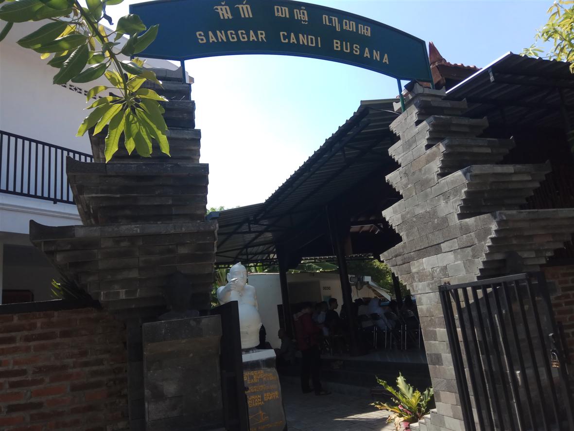 Sanggar Candi Busana yang berada di sekitar Jemur Andayani Surabaya. Sanggar ini menjadi tempat beribadah atau sanggaran penghayat kepercayaan Sapta Darma. (Foto: ngopibareng.id)