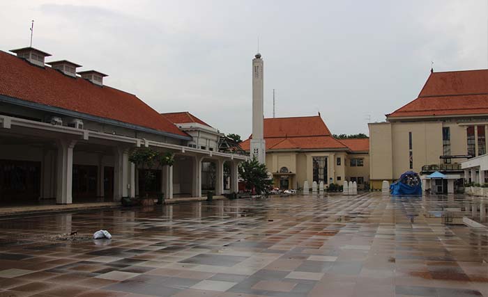 Dua gedung di sebelah kanan dan tengah adalah kantor DPRD Surabaya, yang dibangun tahun 1997. Di atas tanah bekas masjid Assakinah yang sudah dihancurkan dan  tinggal menaranya akan dibangun gedung baru 8 lantai. Di bawah pelataran lantai kawasan  ini sudah dibangun basement senilai Rp 40 milyar lebih. (foto: m. anis)