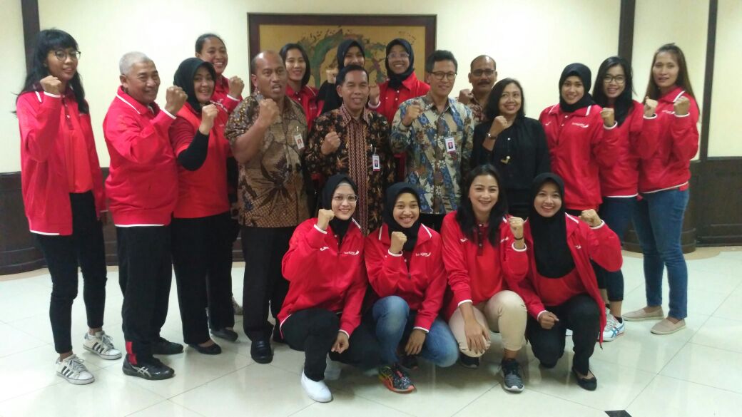 Dirut Bank Jatim R. Soeroso (tengah) bersama manajemen, melepas tim  tim bola voli putri Surabaya Bank Jatim ke ajang Livoli 2017. foto:tom