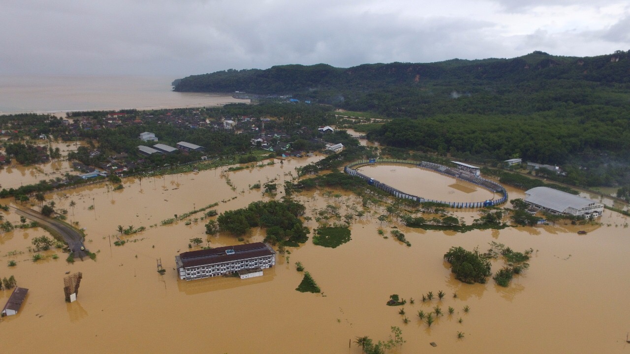 Banjir merendam stadion Pacitan. Foto : BNPB