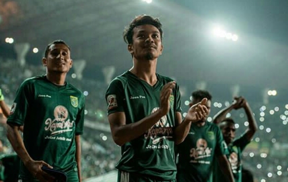 Pemain Persebaya M. Hidayat tengah, akan bersiap direkrut oleh Borneo FC. (foto: dok M. Hidayat) 