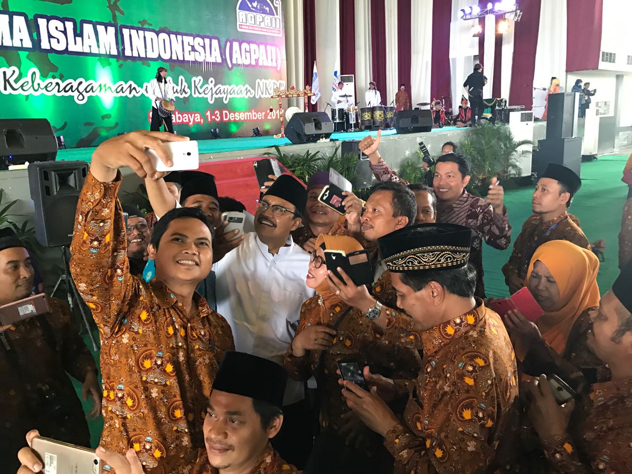 Wagub Jatim Saifullah Yusuf (Gus (Ipul) diajak selfie bareng para Guru Agama Islam, usai pembukaan Kongres ke - 3 Asosiasi Guru Pendidikan Agama Islam Indonesia di JX International, Sabtu (2/12)