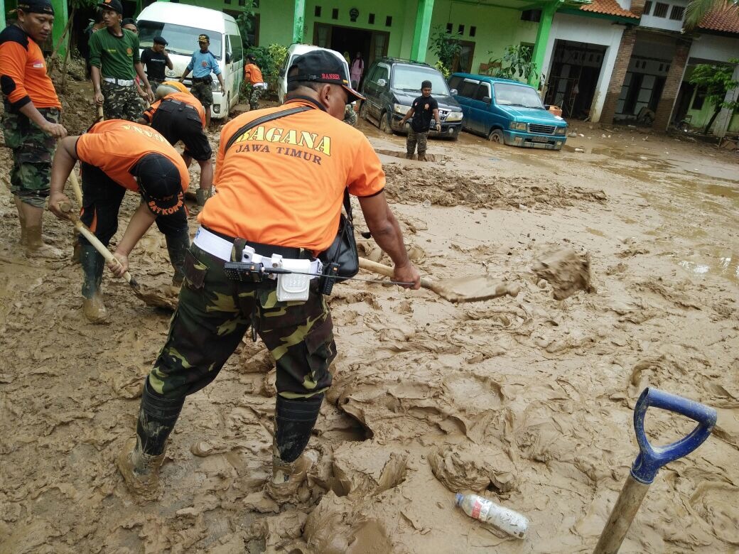 Personel Banser Pacitan ketika membantu penanganan banjir di Pacitan, Sabtu (2/12). Foto : Istimewa