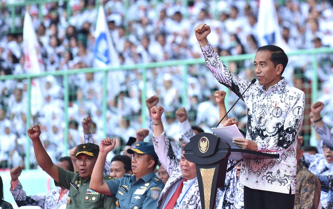 Presiden Jokowi saat memberikan sambutan dalam peringatan Hari Guru Nasional sekaligus Hari Ulang Tahun (HUT) Persatuan Guru Republik Indonesia (PGRI) yang ke-72, di Lapangan Stadion Patriot Candrabhaga, Bekasi, Jawa Barat, pada Sabtu, 2 Desember 2017. (Foto: Bey Machmudin)