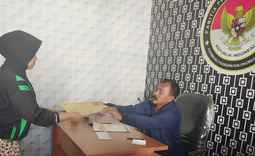 Ketua Panwaslu Kabupaten Probolinggo, Zaini Gunawan ketika menerima berkas pengunduran diri anggota panwascam
