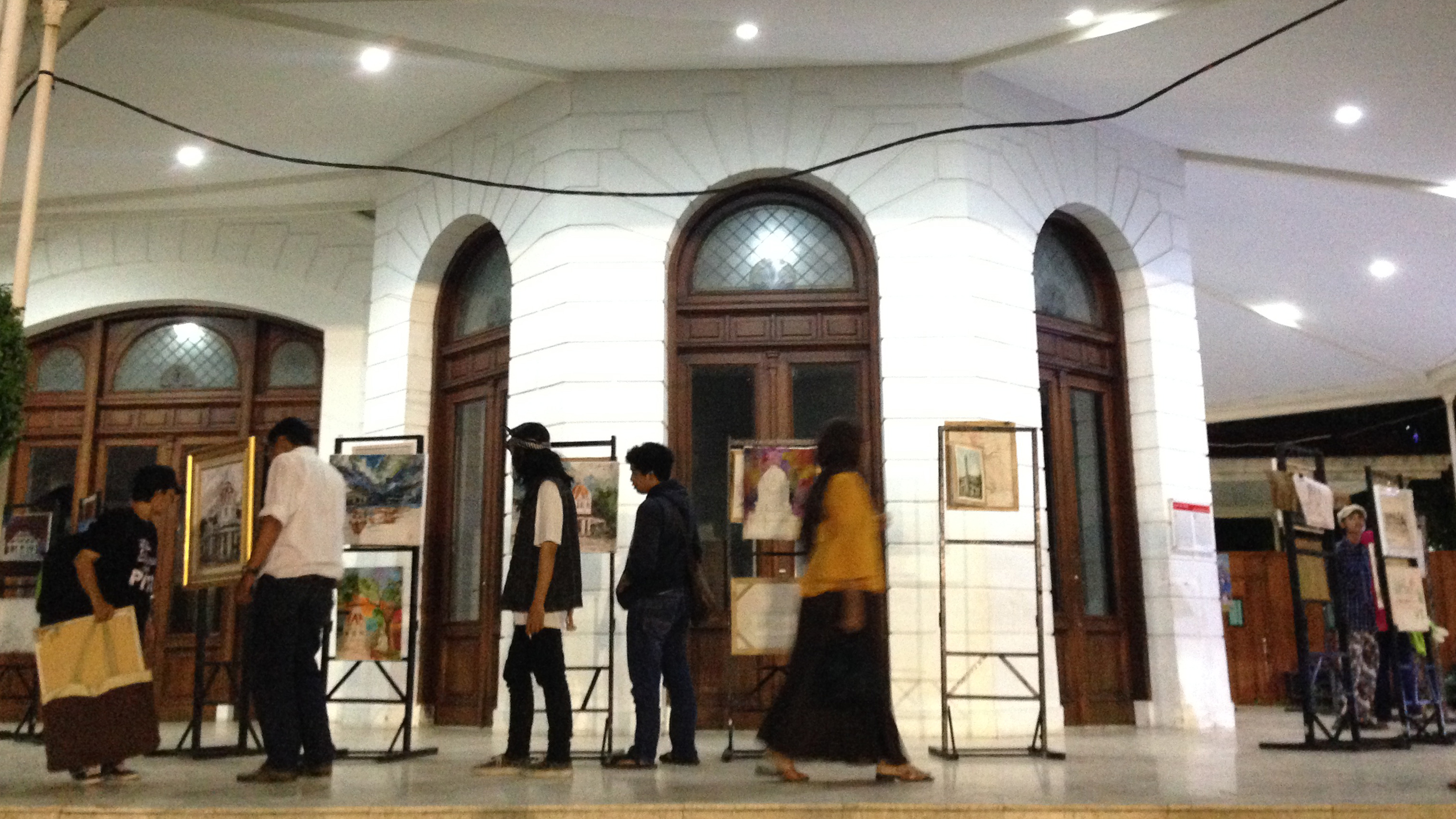 Sebanyak 75 karya lukisan para seniman dipamerkan di selasar Gedung Merah Putih, Balai Pemuda Surabaya, sebagai bentuk protes pembangunan Gedung Baru DPRD Surabaya di lingkungan Balai Pemuda, Sabtu, 2 Desember 2017. (Foto: farid/ngopibareng.id)