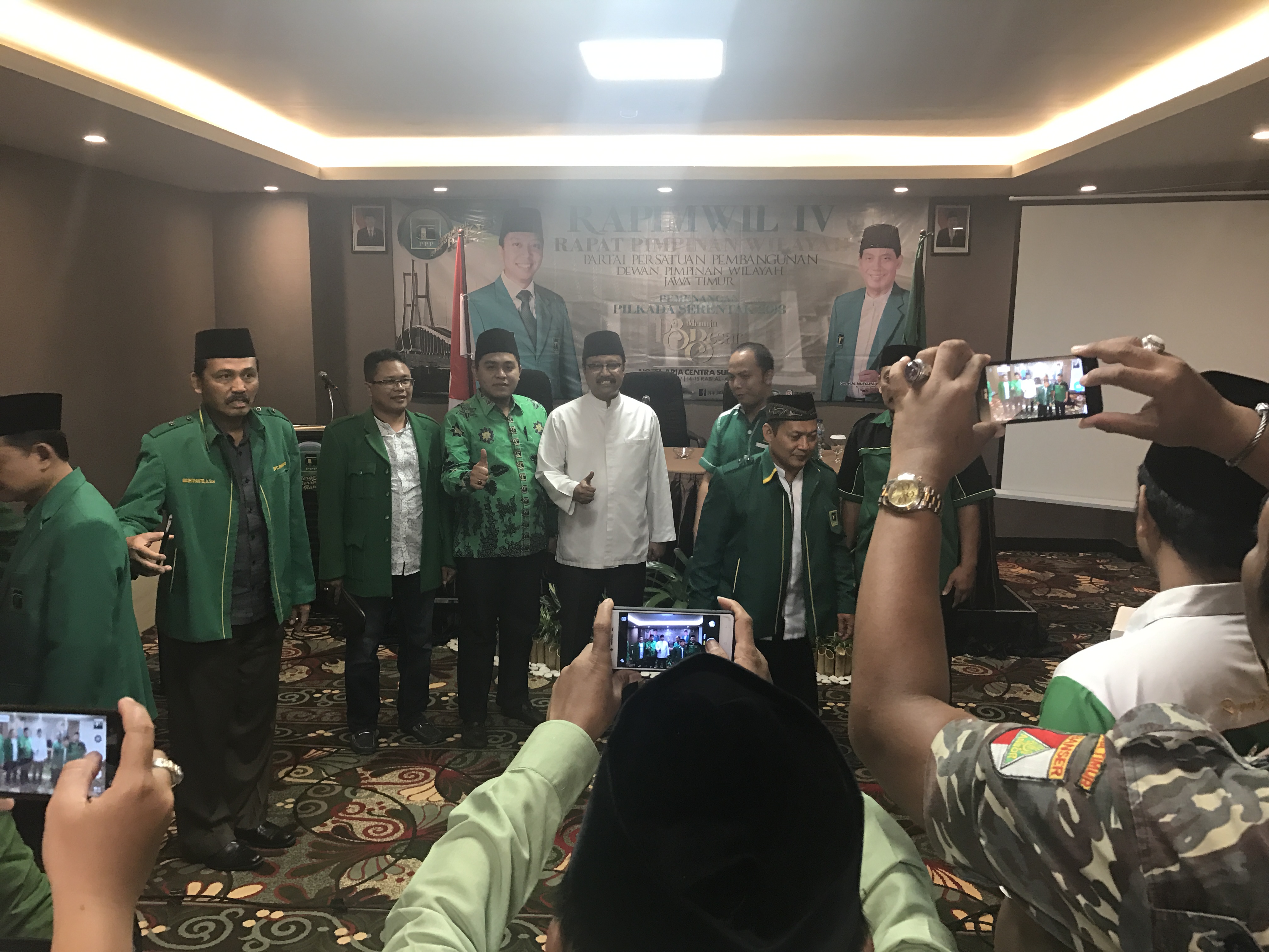Cagub Jatim Saifullah Yusuf (baju putih) bersama para pengurus DPW PPP, Minggu (3/12).