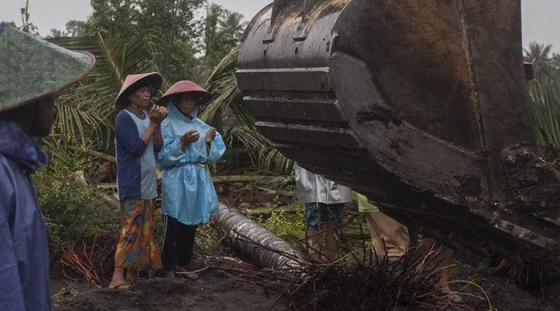 Warga Kulon Progo mengahadang alat berat yang akan mengosongkan lahan di pemukiman warga, desa Temon, Kulon Progo, DIY. (Foto: Istimewa)
