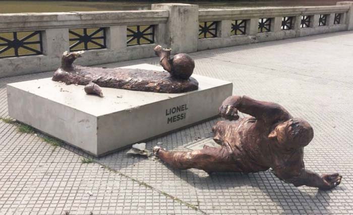 Patung Lionel Messi dirusak lagi. Kali ini lebih parah, Badannya jatuh ke lantai di Buenos Aires, Argentina. (foto: goal.com)