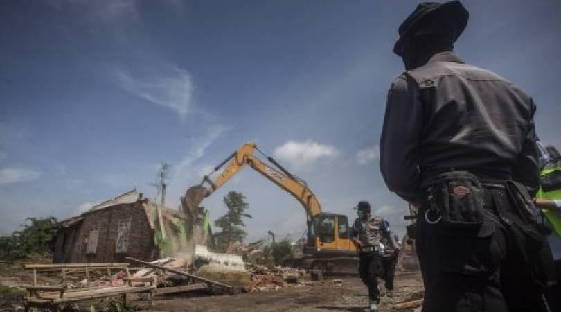 Aparat mengawasi proses eksekusi pemukiman warga pesisir di Temon, Kulon Progo, DIY. (Foto: Istimewa)