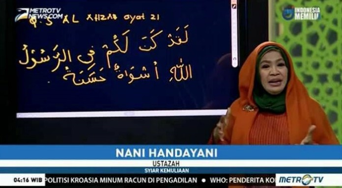 TERLALU: Ustadzah Nani Handayani yang sedang memberikan tausiyah di acara Syiar Kemuliaan Metro TV. (foto: ngopibareng.id)