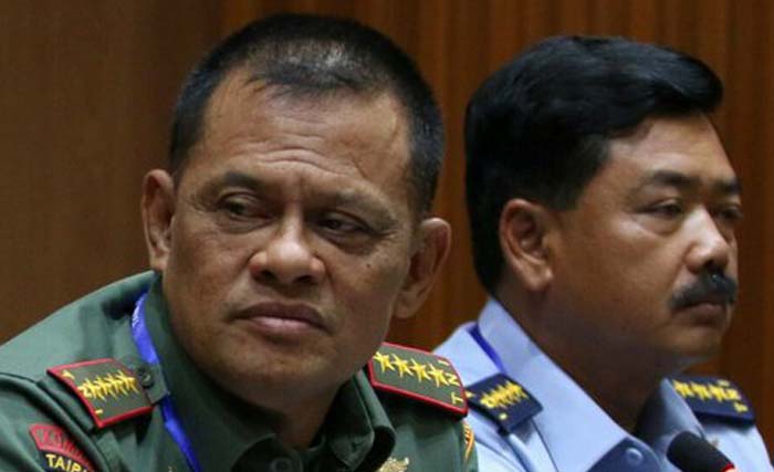 Panglima TNI Jenderal Gatot Nurmantyo (kiri) dan Marsekal Hadi Tjahjanto. (foto: merdeka.com)