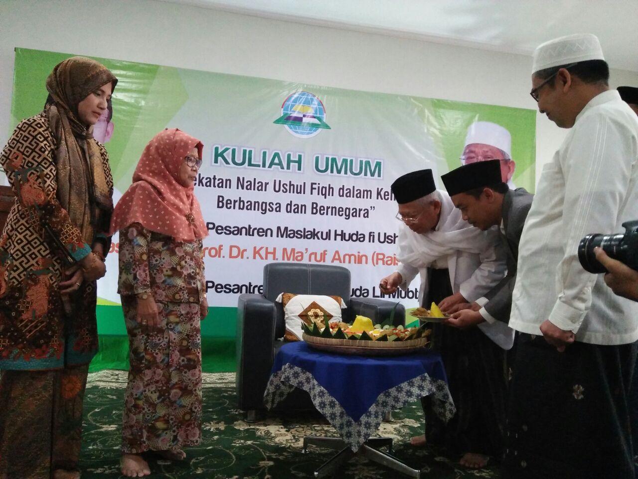 TUMPENGAN: Ketua Umum MUI, Prof. Dr. KH. Ma'ruf Amin, dalam Kuliah Umum di Ma'had Aly Maslakul Huda, Kajen Pati, Jawa Tengah, Rabu, (06/12/2017). (foto:ngopibareng.id)