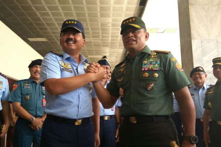 KSAU Marsekal Hadi Tjahjanto bersalaman dengan Panglima TNI Jenderal Gatot Nurmantyo. Foto : Istimewa