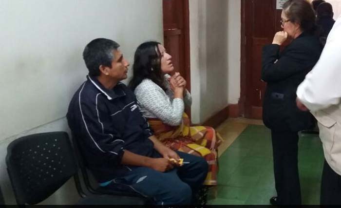 Monica Palomino (kedua dari kiri) bersama suaminya sedang diinvestigasi oleh direktur RS Sergio Bernales Lima.  (foto:NDTV)