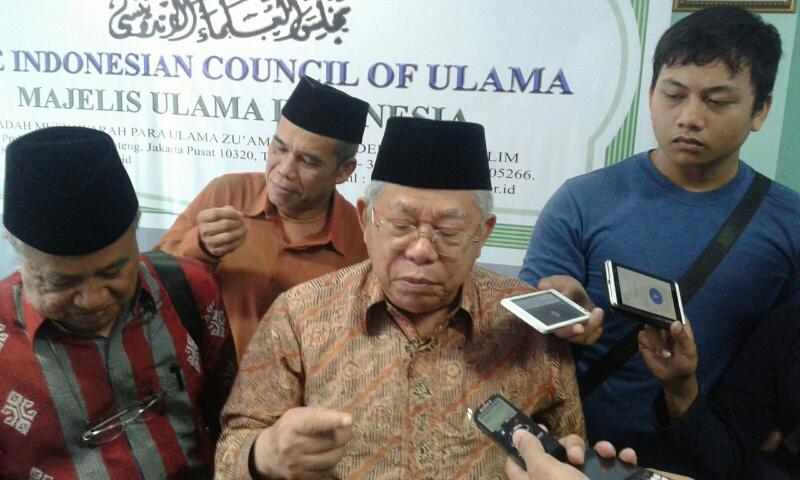 PERNYATAAN: Kiai Ma'ruf Amin (ketua Umum MUI Pusat) didampingi Anwar Abbas (sekjen). (foto: dok ngopibareng.id)