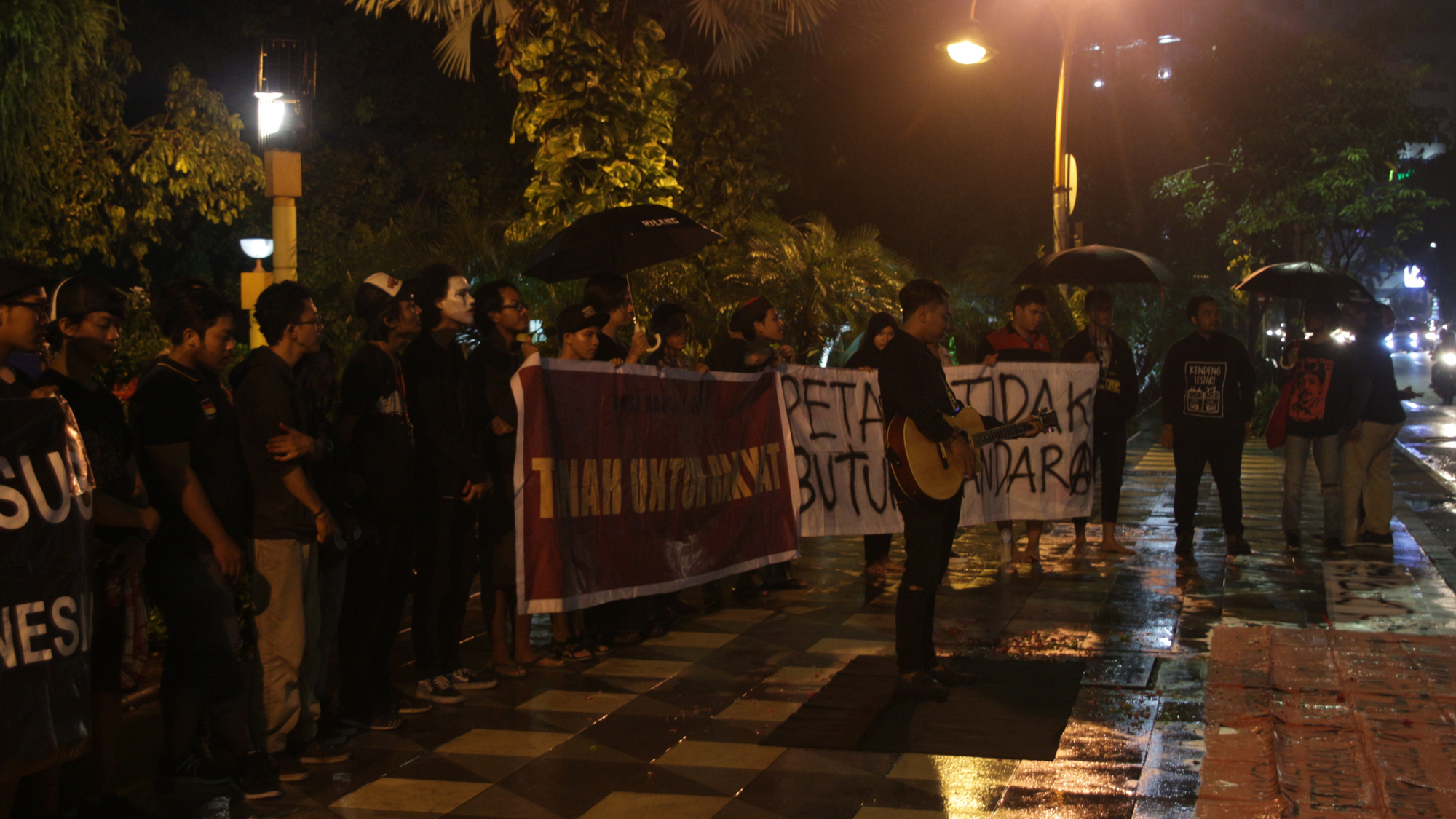 Sejumlah aktivis kemanusiaan melakukan aksi kamisan di seberang Gedung Negara Grahadi, Jalan Gubernur Suryo, Surabaya, Kamis 7 Desember 2017. (Foto: farid/ngopibareng.id)