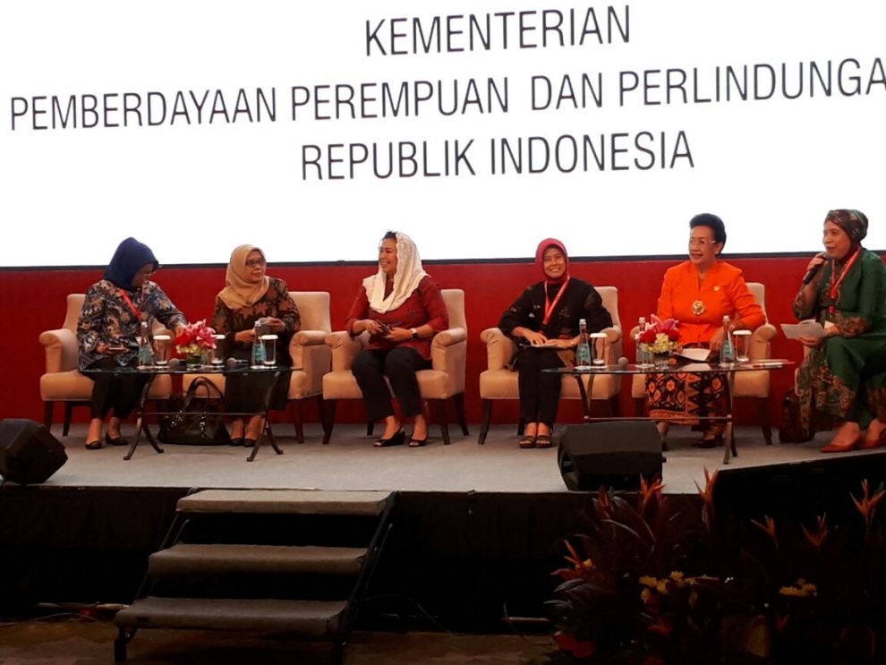  PRESENTASI: Ketua Umum Pimpinan Pusat ‘Aisyiyah, Siti Noordjannah Djohantini dalam forum bersama Yenny Wahid dan sejumlah tokoh lainnya. (foto: suara muhammadiyah)