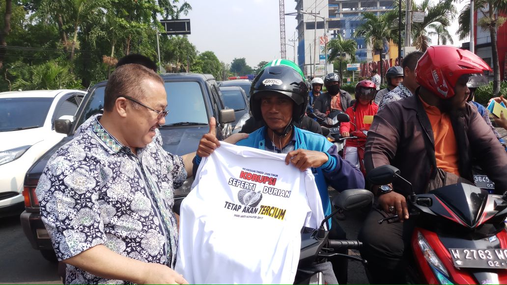 Kajati Jatim Maruli Hutagalung turun ke jalan dalam aksi memperingati Hari Anti Korupsi Internasional 2017 di Jalan Margorejo, Surabaya, pagi tadi. 