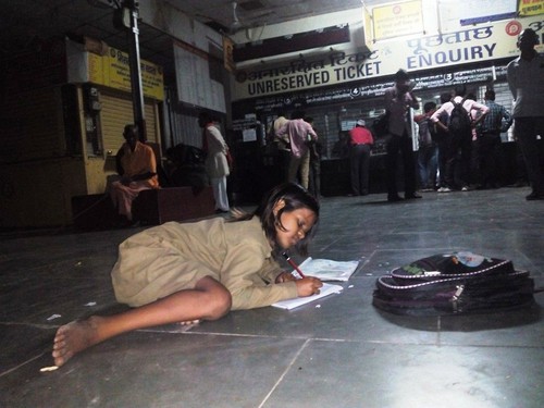 Kemiskinan membuat Divya harus belajar di stasiun kereta untuk mencari penerangan lampu. Foto : Facebook