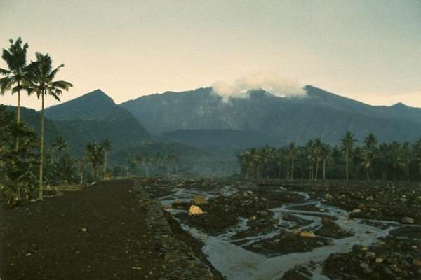 Kabar Gunung Galunggung meletus hoax. (Foto: Google)