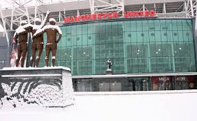 Stadion Old Trafford kandang Manchester United sudah mulai tertutup salju. foto;thesun