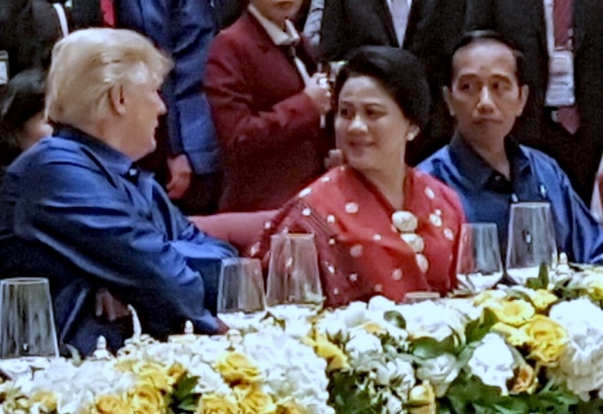 Ibu Negara Iriana Jokowi terlihat begitu akrab dengan Presiden Doland Trump saat Gala Dinner dan Pertunjukan Budaya dalam acara APEC di Da Nang, Vietnam, pada Jumat 11 November 2017 malam. (Foto: Dok. Biro Pers Setpres)