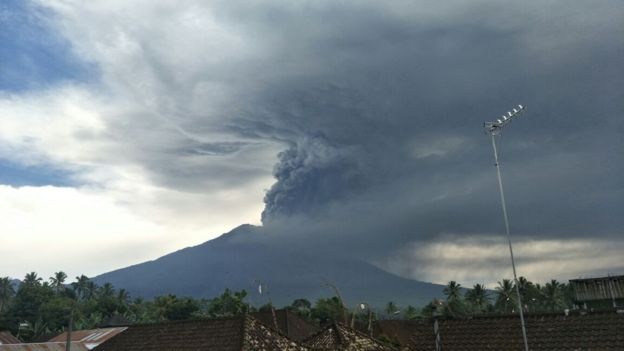 Gunung Agung saat mengalami erupsi pada Selasa (21/11).