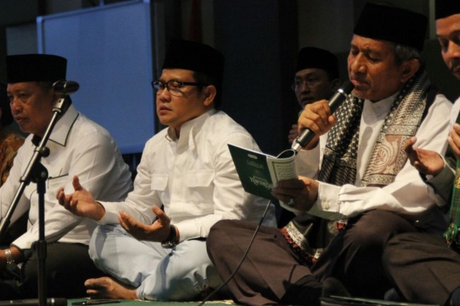 Muhaimin Iskandar (tengah) bersama KH Ahsin Sakho Muhammadi (kanan).