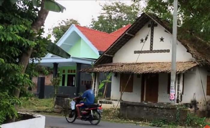 Rumah warna putih di Desa Karangsono Kecamatan Kanigoro Kabupaten Blitar, jadi menghebohkan karena digosipkan dihuni hantu. (foto: jatimtimes)
