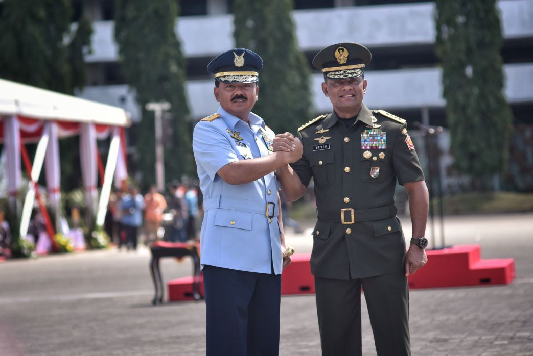  Jenderal Gatot Nurmantyo, dan Marsekal TNI Hadi Tjahjanto, saat apel serah terima jabatan Panglima TNI di Lapangan Apel B III Mabes TNI, Cilangkap, Jakarta Timur, Sabtu, 9 Desember 2017. (Foto: Dok. TNI) 
