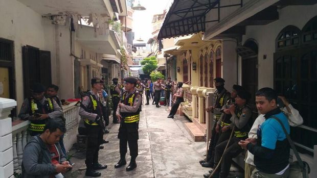 Densus 88 mengamankan seorang pria terduga teroris diamankan di kawasan Ampel, Surabaya, subuh tadi. (Foto: Istimewa)