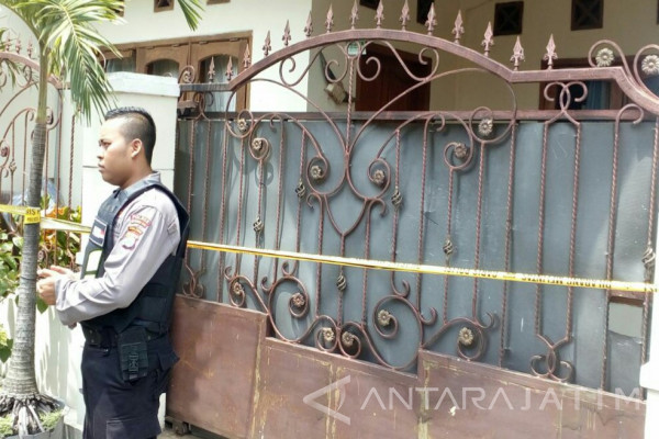 Petugas tampak menjaga rumah yang meledak di Mojokerto, Sabtu (9/12) siang tadi: foto:antara