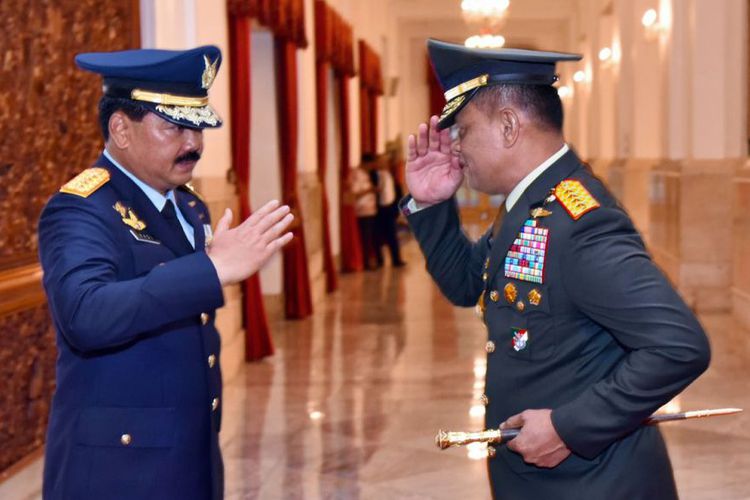 Jenderal Gatot Nurmantyo memberikan hormat kepada Jenderal Hadi Tjahjanto usai dilantik menjadi Panglima TNI di Istana Negara Jumat, 8 Desember lalu. (Foto: Dokumentasi) 