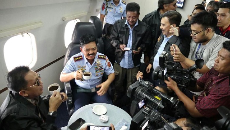 Ngopi bareng di udara. Cara unik Panglima TNI Hadi Tjahjanto berkenalan dengan media. (Foto: Dok. TNI AU)