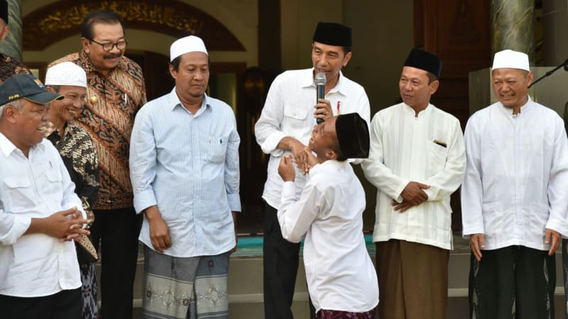 Presiden Joko Widodo berbincang dengan Ibnu Muqni Labib salah seorang santri di Pondok Pesantren Tremas, Kecamatan Arjosari, Kabupaten PacitanJawa Timur.