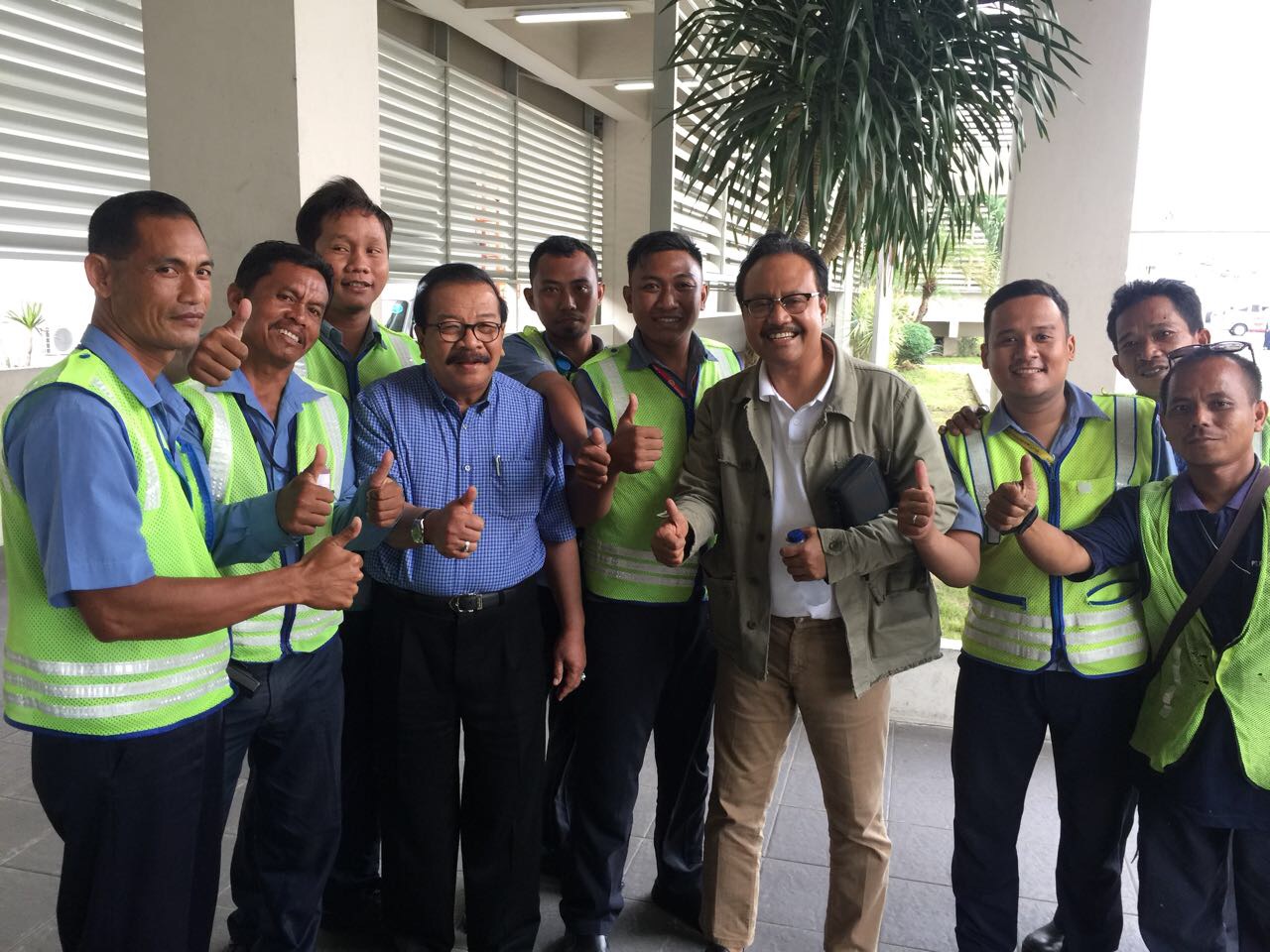 Gubernur Jatim Soekarwo (baju biru) dan Wagub Jatim Saifullah Yusuf (coklat) foto bersama petugas bandara Juanda setelah sama-sama satu pesawat dari Bali. (foto Ngopibareng.id)