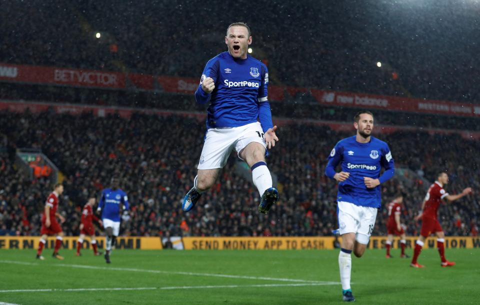 Striker Everton, Wyane Rooney usai mencetak gol  melalui tendangan penalti dalam laga melawan Liverpool, tadi malam. foto:afp