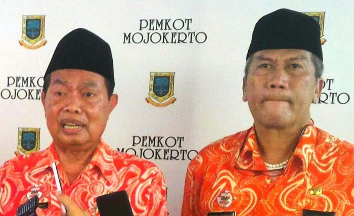 Walikota Mojokerto Mas`ud Yunus (kiri) dan Sekda  Kota Mojokerto, Mas Agoes Nirbito Moenariwasono. (foto: buana)