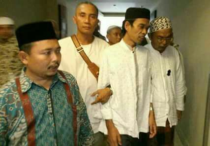 AMAN: Ustadz Abdul Somad ketika di Denpasar, Bali, didampingi aktivis PWNU Bali, Abdul Aziz dan kawan-kawan. (foto:ist)