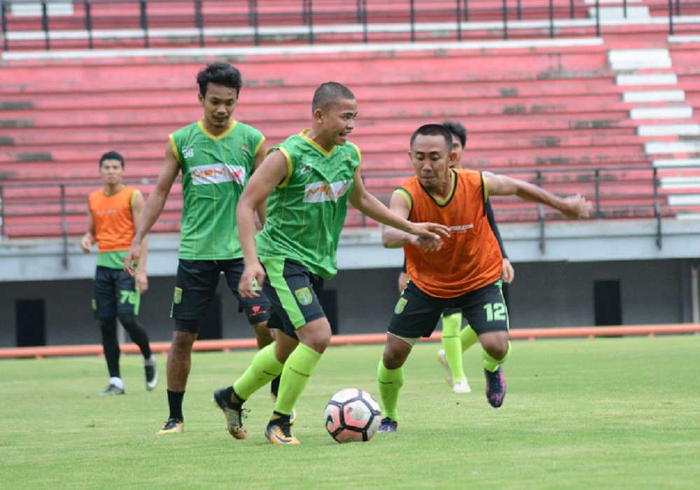 Pemain Persebaya Surabaya, saat menjalani latihan di Stadion Gelora Bung Tomo, Surabaya. (foto : ngopibareng.id)