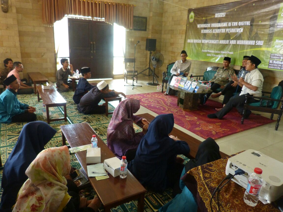 AKTIF: Workshop Literasi Digital untuk Santri Pesantren, di Pesantren Baitul Hikmah Depok. (foto:ngopibareng.id)