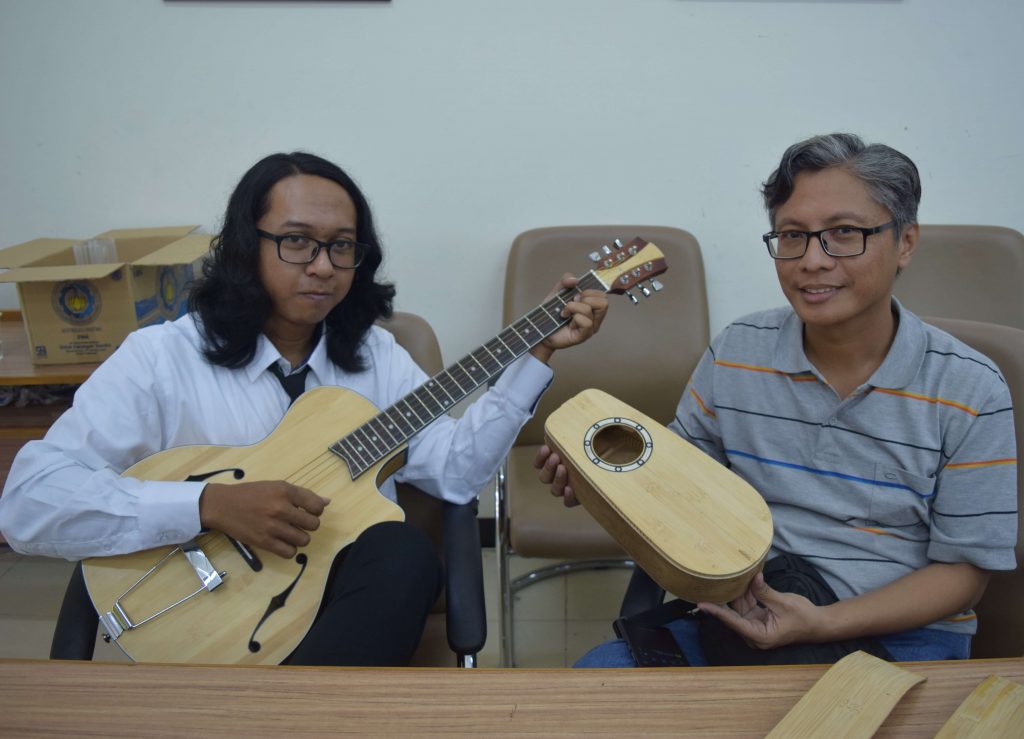 Fany Basa (kiri) dan Primaditya (kanan) ketika menunjukkan prototype dan produk gitar bambu laminasi. (Foto: ITS)